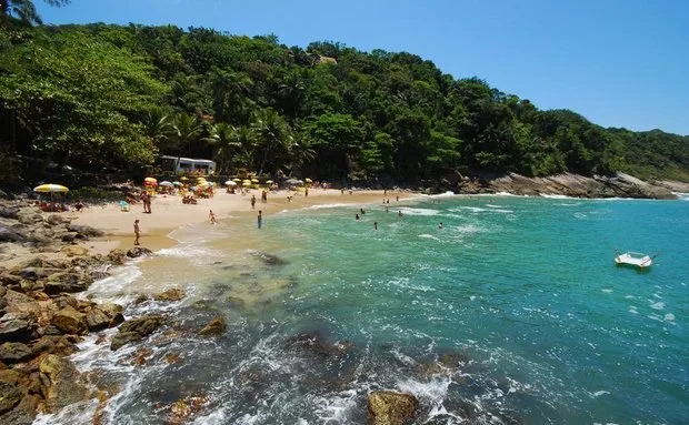 Cadeirante morre e dois jovens desaparecem no mar durante feriado