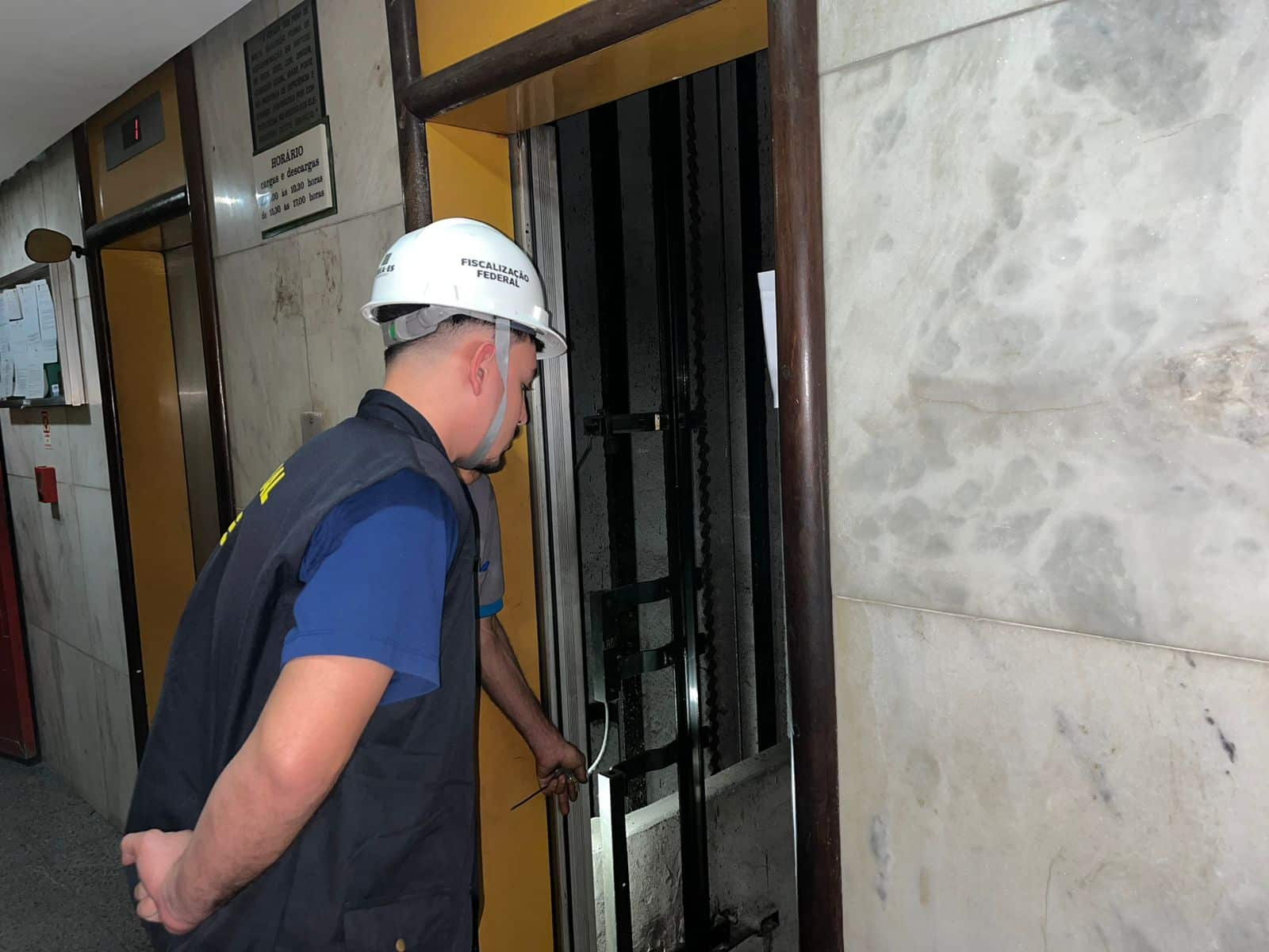 Crea-ES vistoria elevador que parou no teto de prédio de 10 andares em Vitória