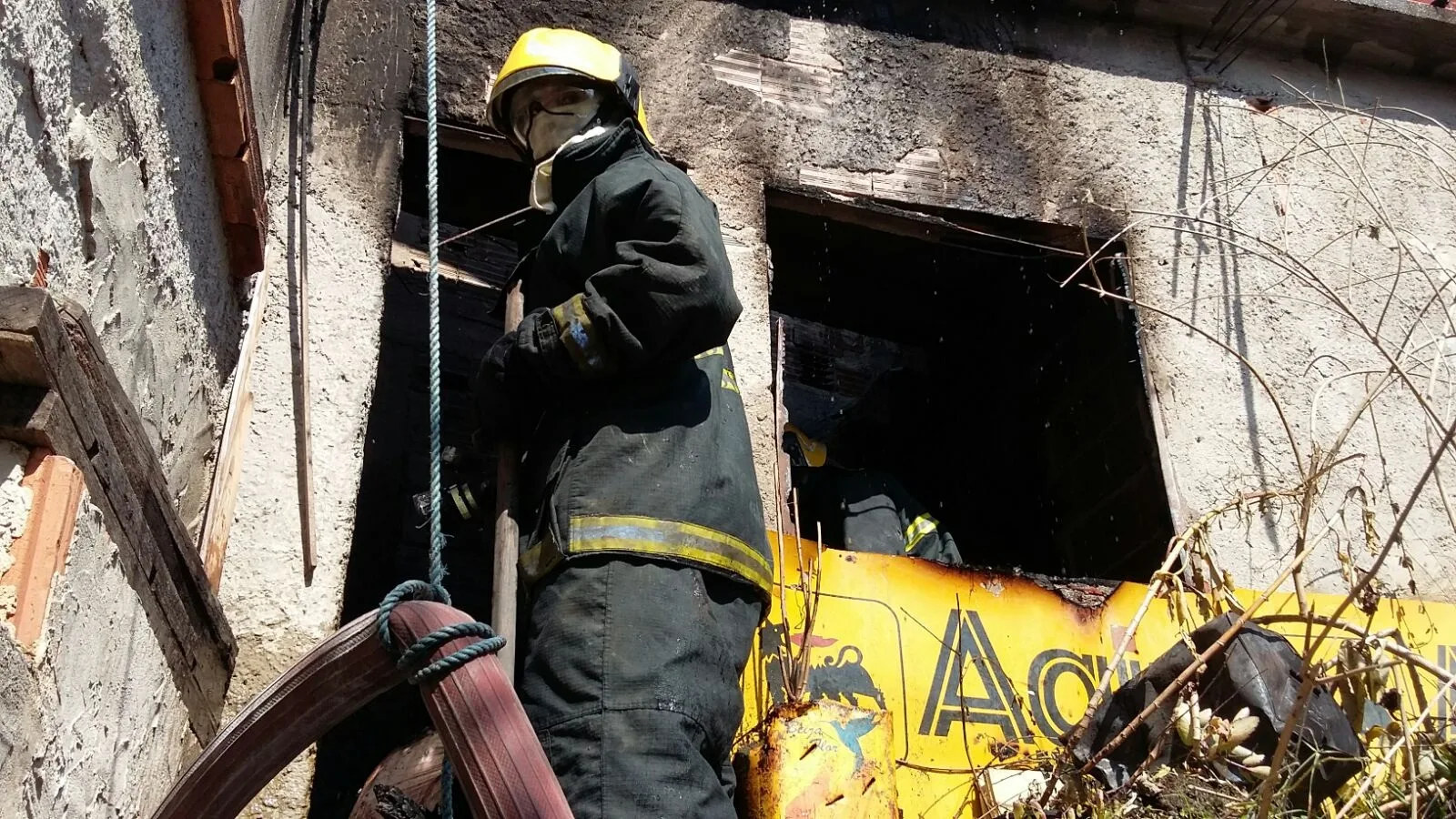 Casa pega fogo em Ataíde e Defesa Civil de Vila Velha interdita local