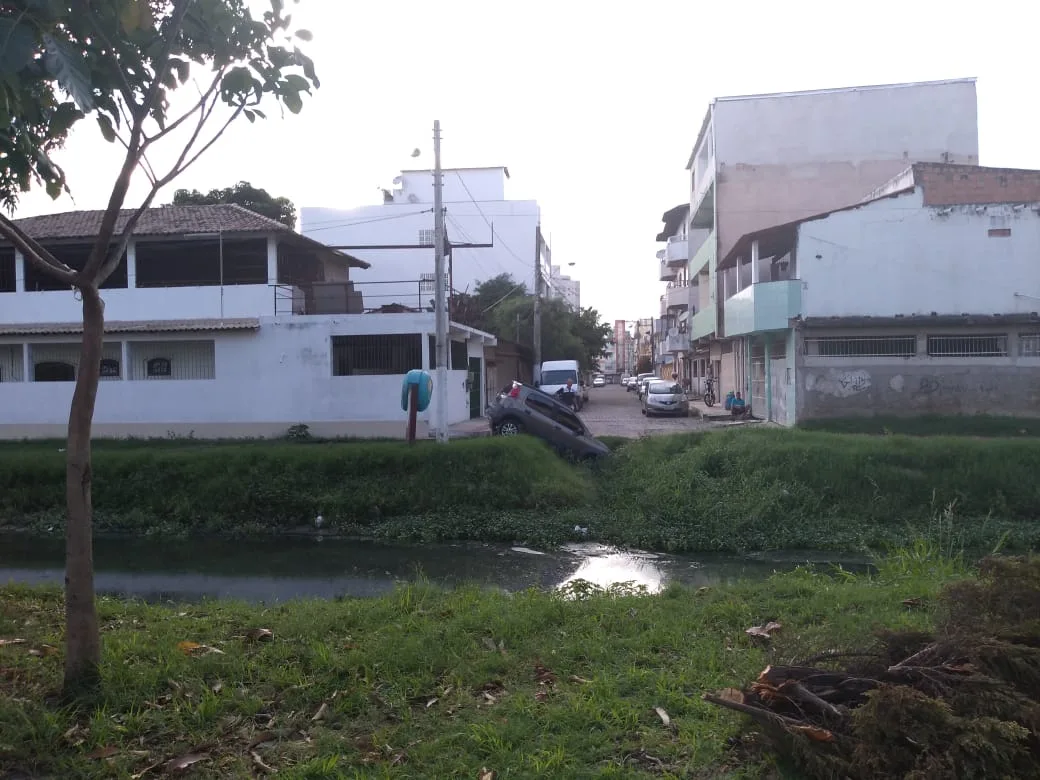 Motorista perde controle da direção e carro cai dentro de valão em Vila Velha