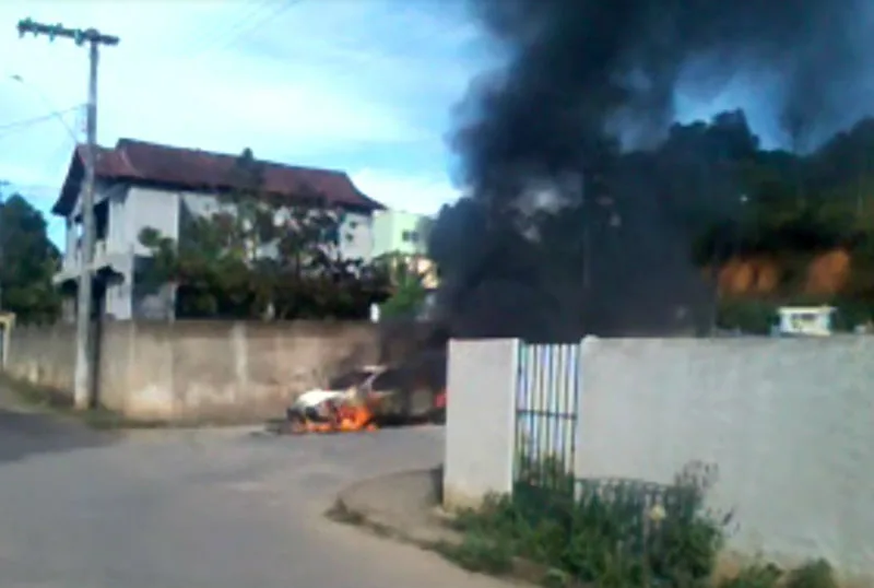 Carro pega fogo e fica completamente destruído em João Neiva