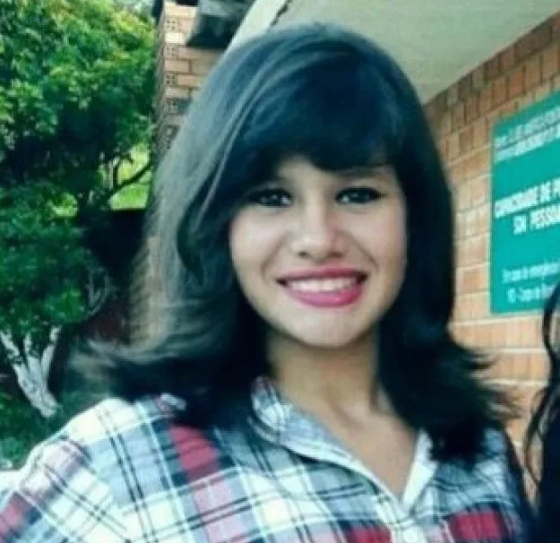 Adolescente com filho no colo é morta a facadas pelo ex-namorado