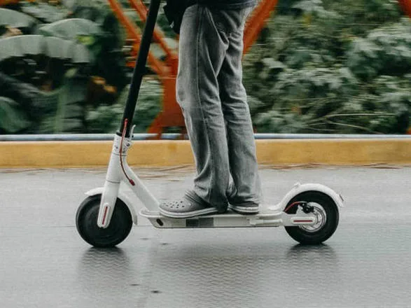 Turista iraniano morre no Rio após cair de patinete e ser atropelado