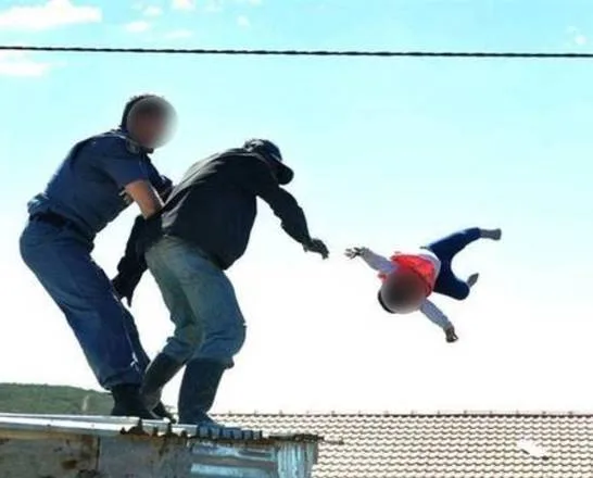 Homem joga filha de seis meses de telhado em protesto contra governo