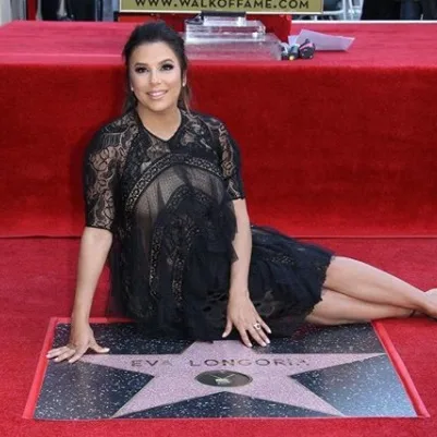 Grávida, Eva Longoria recebe estrela na Calçada da Fama e é prestigiada por famosos