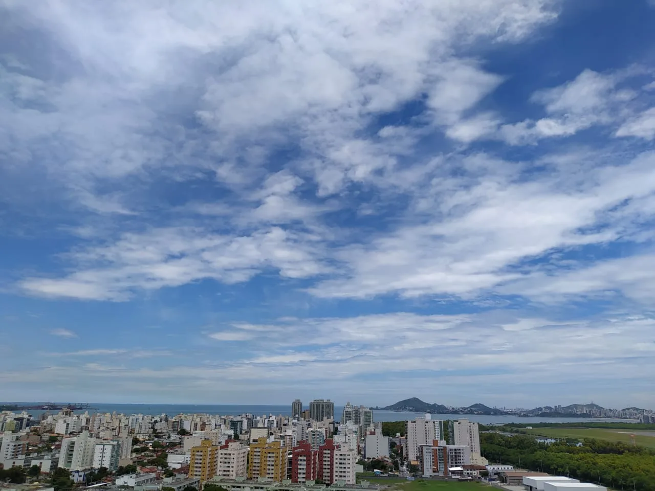 Sol aparece nesta terça mas há previsão de chuva ao longo do dia