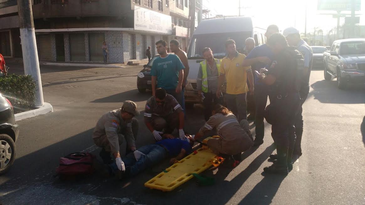 Ciclista é atropelado por van que teria avançado semáforo em Vila Velha