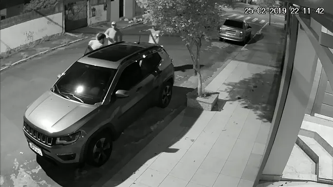 VÍDEO | Criminosos roubam carro de advogado e se atrapalham para ligar o veículo