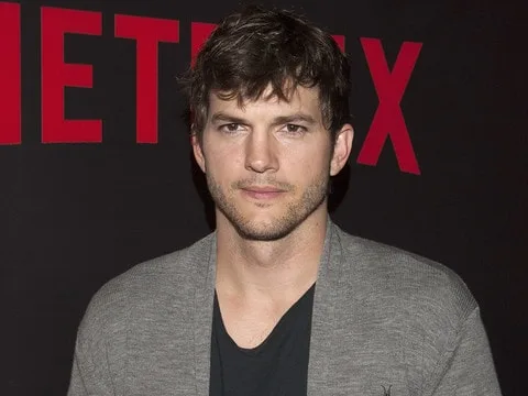 Ashton Kutcher flagra Mila Kunis assistindo Bridgerton e acha que é pornô