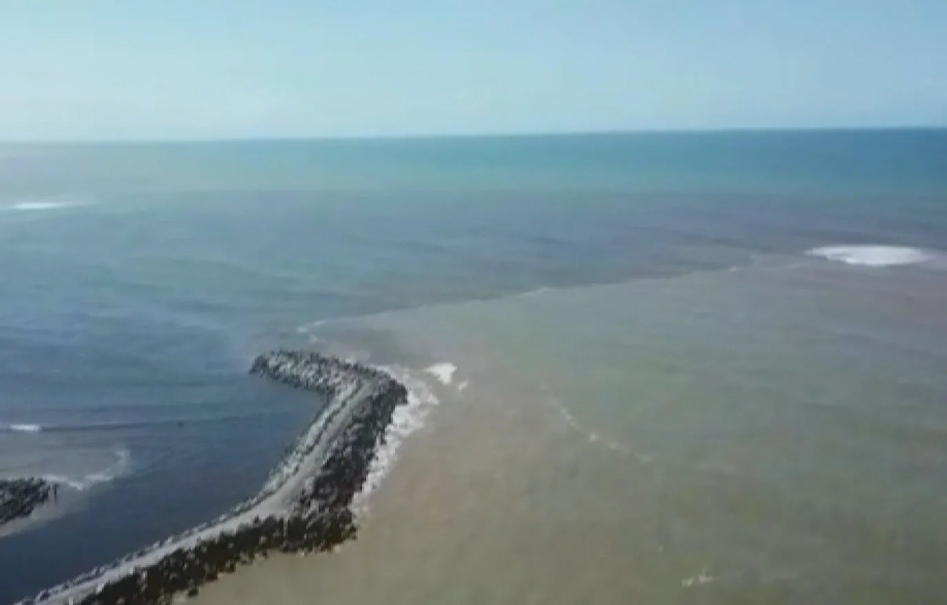 Mancha em praia de Jacaraípe não é esgoto doméstico, diz Cesan