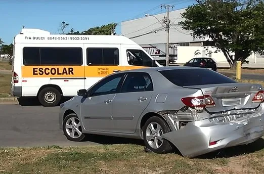 Criança fica ferida em acidente com van escolar e carro na Serra