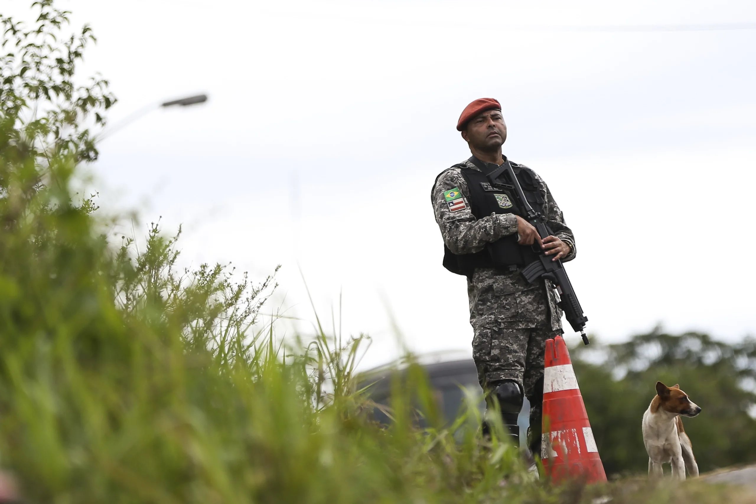 Manaus – Agentes da Força Nacional fazem a guarda do ramal de acesso ao Complexo Penitenciário Anísio Jobim (Compaj), em Manaus. (Marcelo Camargo/Agência Brasil)