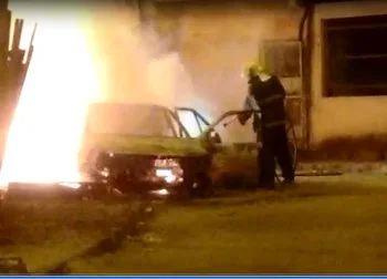 Dois carros da mesma família são incendiados em Vila Velha