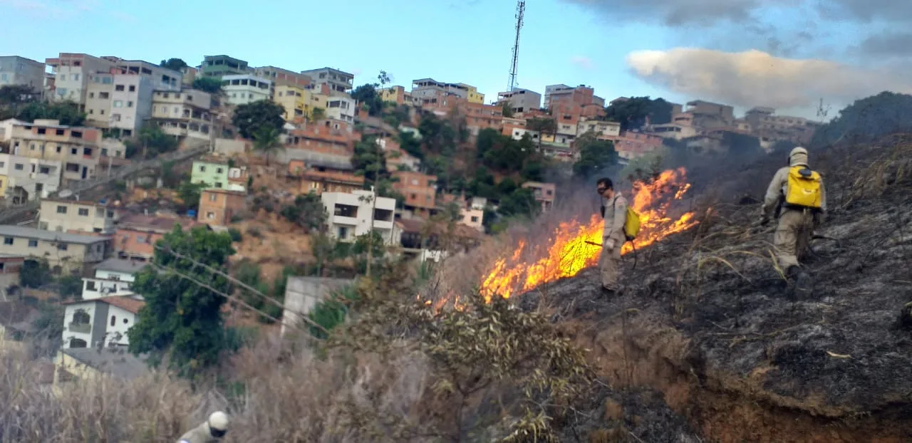 Bombeiros combatem por mais de 7 horas incêndio de grandes proporções no Bairro Moacir Brotas