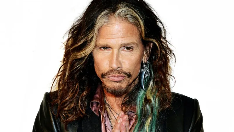 Steven Tyler comparece a evento de gala na Itália usando vestido branco