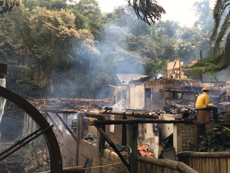 Incêndio destrói restaurante tradicional em Marechal Floriano. Veja o vídeo!