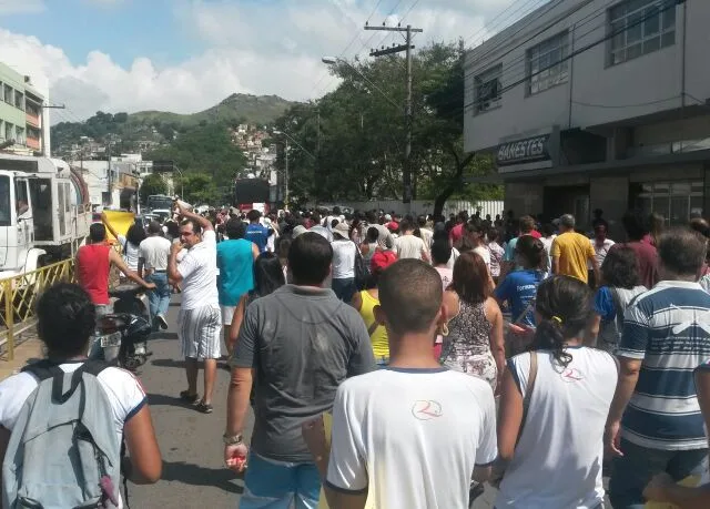 Trânsito totalmente parado por causa de manifestação de estudantes e professores em Vitória