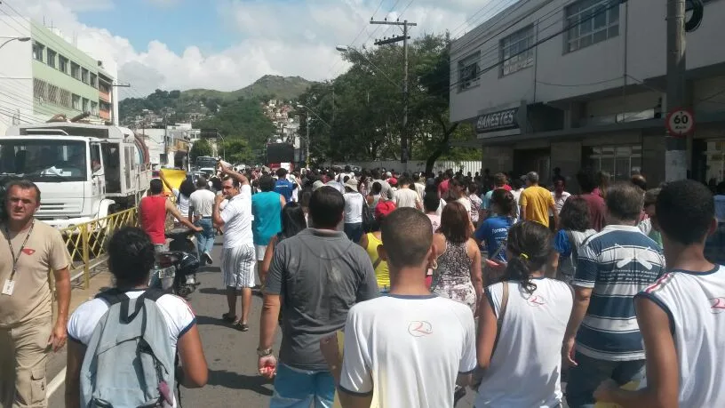 Trânsito totalmente parado por causa de manifestação de estudantes e professores em Vitória