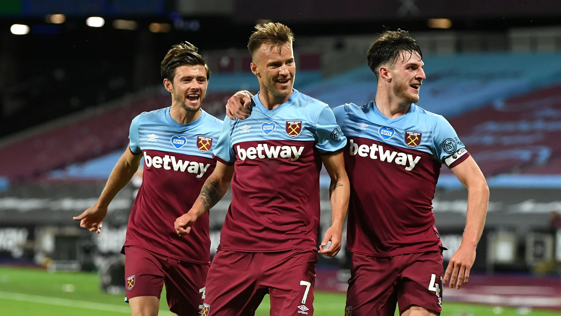 Em duelo de desesperados no Inglês, West Ham derrota o Watford por 3 a 1