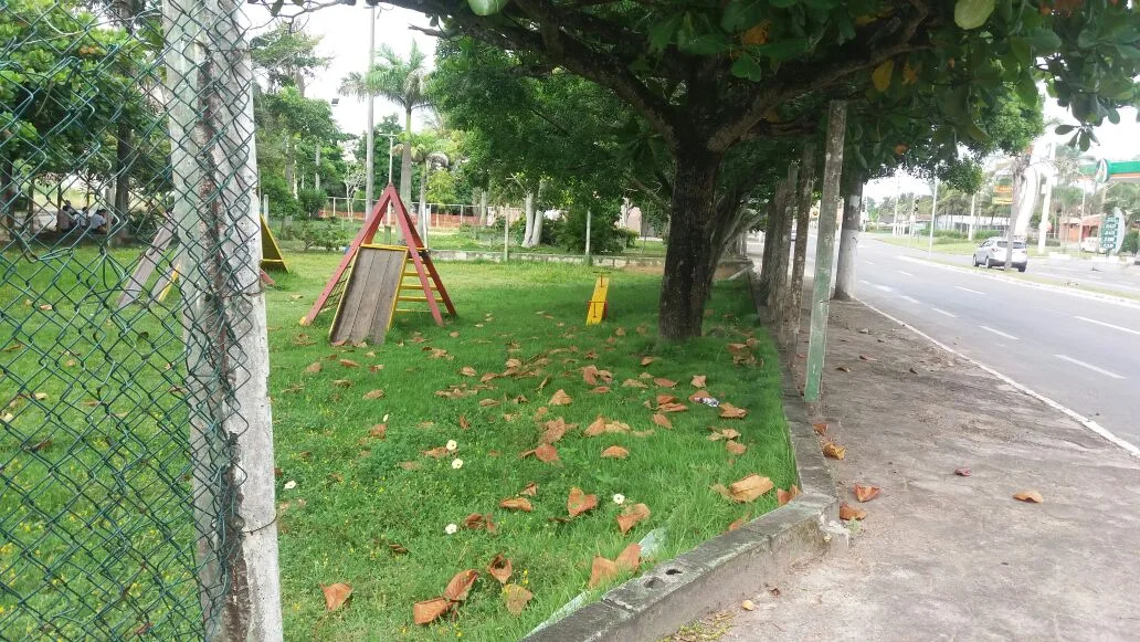 Praça não recebe manutenção e apresenta risco para crianças em Nova Guarapari