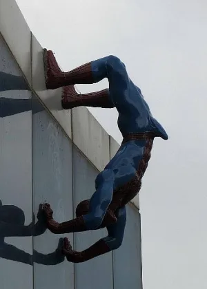 Estátua do Homem-Aranha com ereção choca frequentadores de shopping