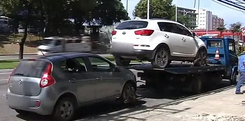 Turistas mineiros têm carro roubado, e criminosos são perseguidos de Manguinhos até a reta do antigo aeroporto