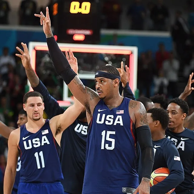 Astros do 'Dream Team' roubam a cena na arena do vôlei de praia