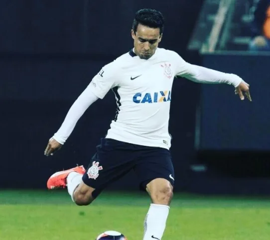 Jadson destaca comprometimento de reservas em goleada do Corinthians