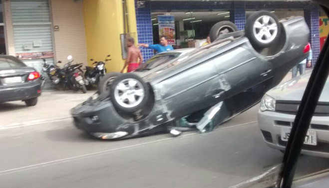 Carro capota em grave acidente envolvendo quatro veículos em Vila Velha