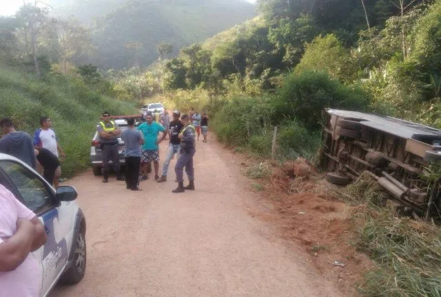 Criança de 4 anos fica ferida após ônibus tombar em Guarapari