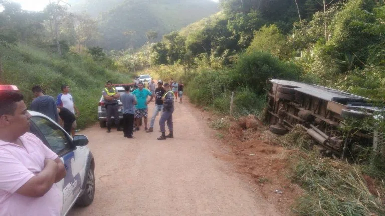 Criança de 4 anos fica ferida após ônibus tombar em Guarapari