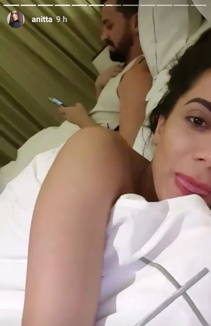 Mesmo em um quarto grande de hotel, Anitta mostra que gosta de dormir com seus amigos