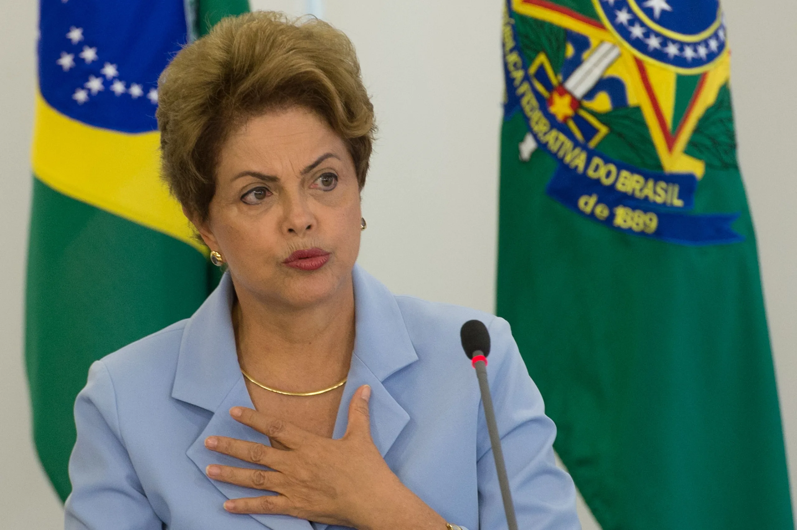 A presidenta Dilma Rousseff participa da assinatura entre o BNDES e a Sabesp do contrato de financiamento de obras em represas de São Paulo (Marcelo Camargo/Agência Brasil)