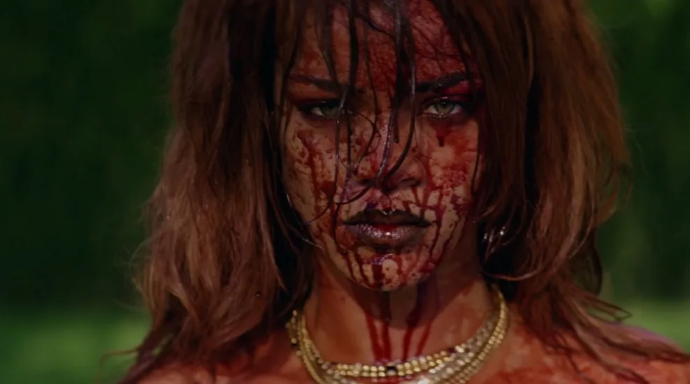 Assassina e vingativa, Rihanna lança novo clipe "Bitch Better Have My Money"