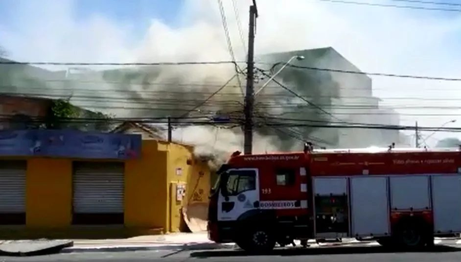 Incêndio destrói fábrica de estofados na Serra