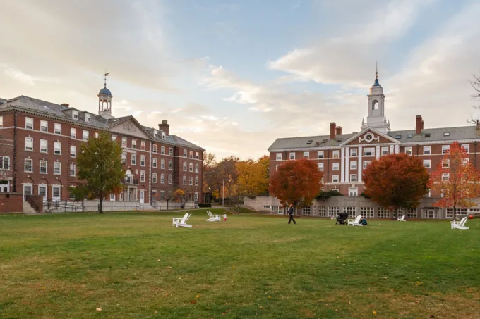 Harvard deve ter redução de US$ 750 milhões em receita