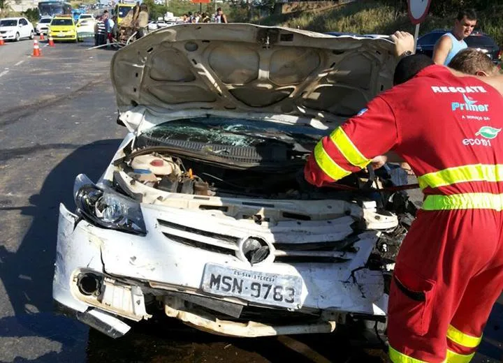 Grave acidente mata um, deixa dois feridos e interdita a rodovia BR-101, na Serra