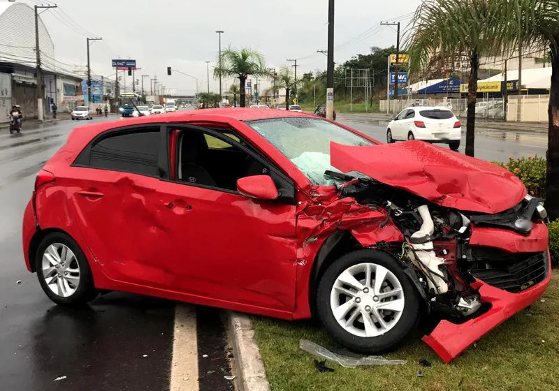 Carro fica destruído após acidente na Avenida Carlos Lindenberg