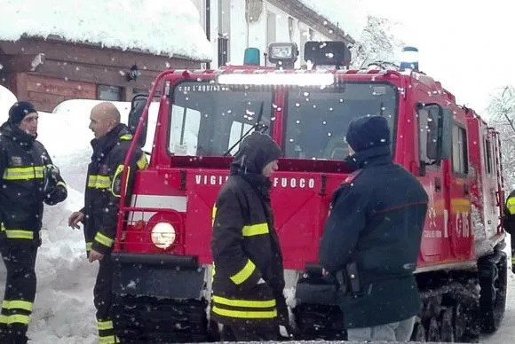 Equipes encontram sobreviventes em hotel destruído por avalanche