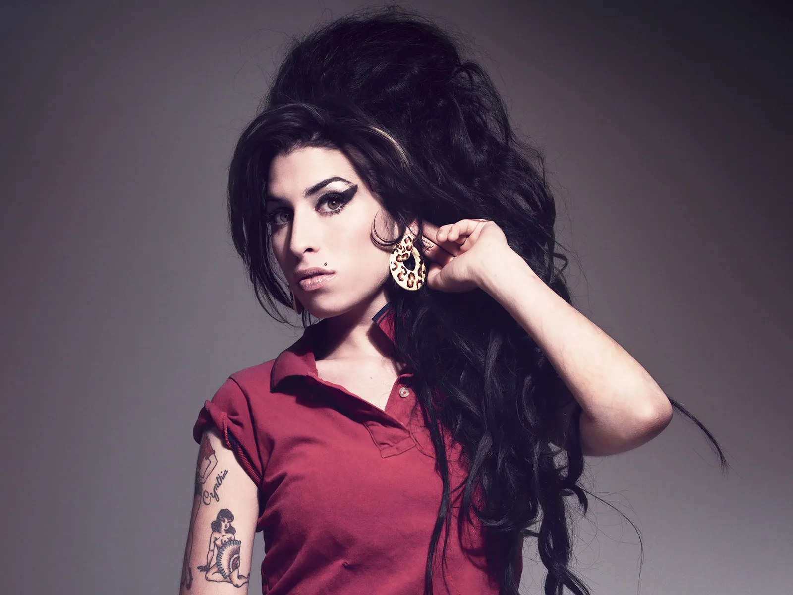 Pai de Amy Winehouse processa amigas da cantora