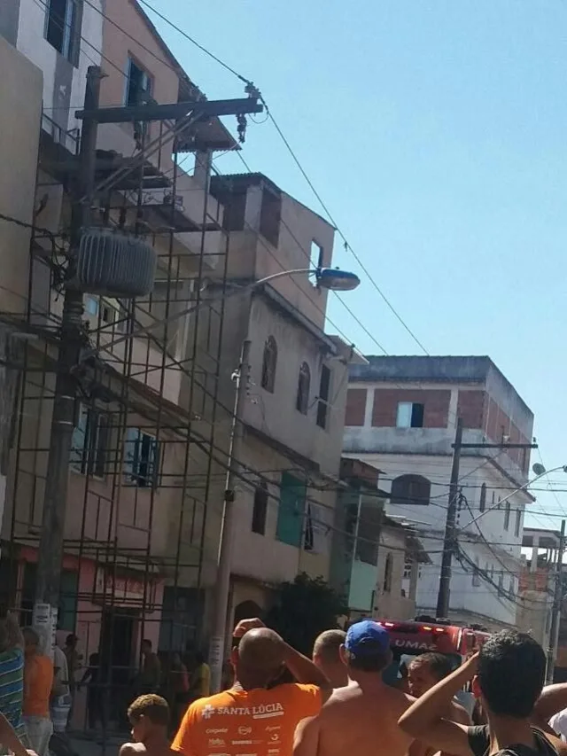 Homem morre e outro fica ferido após andaime encostar na fiação de rede elétrica em Vila Velha