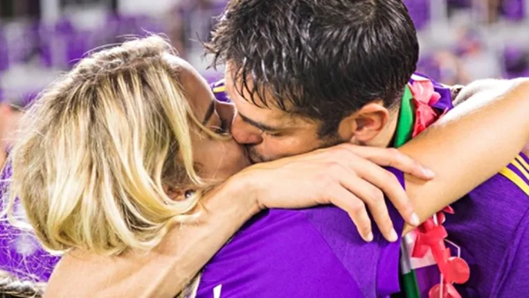 Kaká pede a namorada, Carol Dias, em casamento