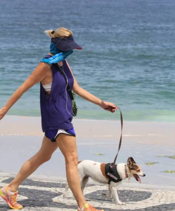 Atriz chama atenção na praia de Ipanema após caminhar com rosto coberto por lenço