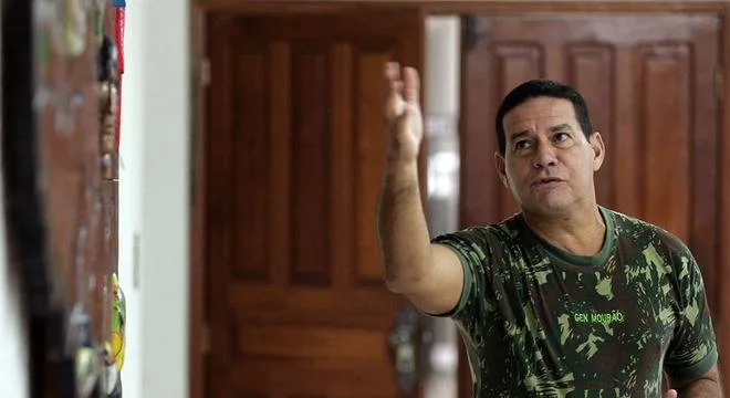 Mourão chega ao Planalto e evita novo comentário sobre Flávio Bolsonaro