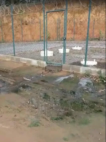 Moradores de Barro Branco continuam a conviver com vazamento de esgoto em Guarapari