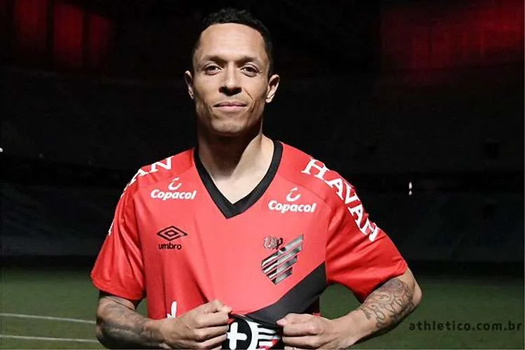 Athletico-PR anuncia contratação do lateral Adriano