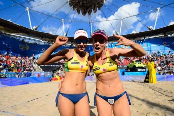 Duas duplas do Brasil vão à semifinal em etapa do Circuito Mundial de vôlei de praia