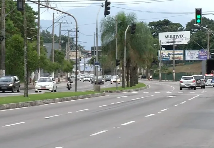 Homem é baleado em moto após sair de estabelecimento em Jardim da Penha