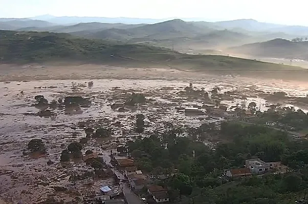 Apreensivas com chegada de 'onda de lama' cidades capixabas suspendem diversos serviços