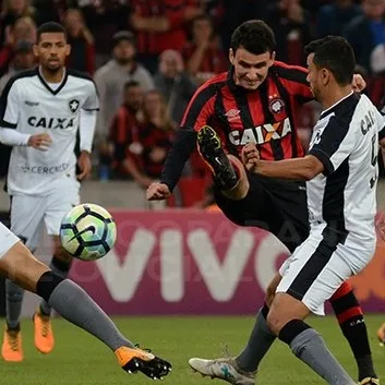 Atlético-PR volta a ter voo cancelado e jogo com a Chapecoense é adiado para 13/9